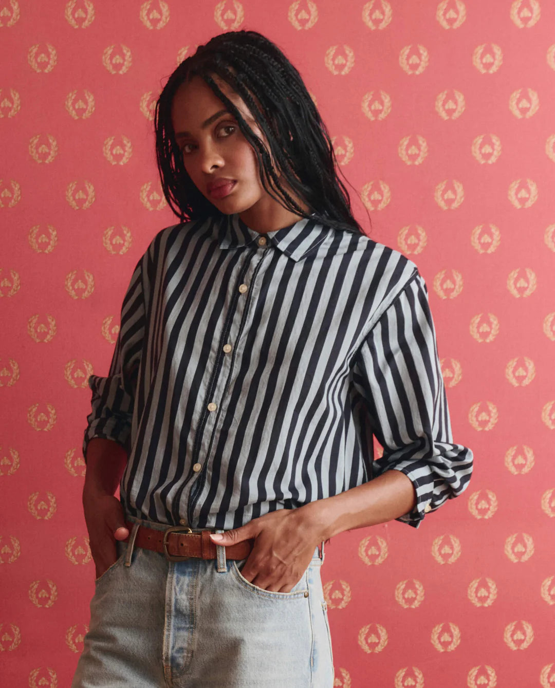 THE-GREAT-20-LOOK-67-THE-DAILY-BUTTON-UP-BLUE-CLUB-STRIPE-THE-WAYNE-JEAN-TIDAL-WASH-40481_1080x_20b65877-b874-468b-b30d-daf0b7de05fd